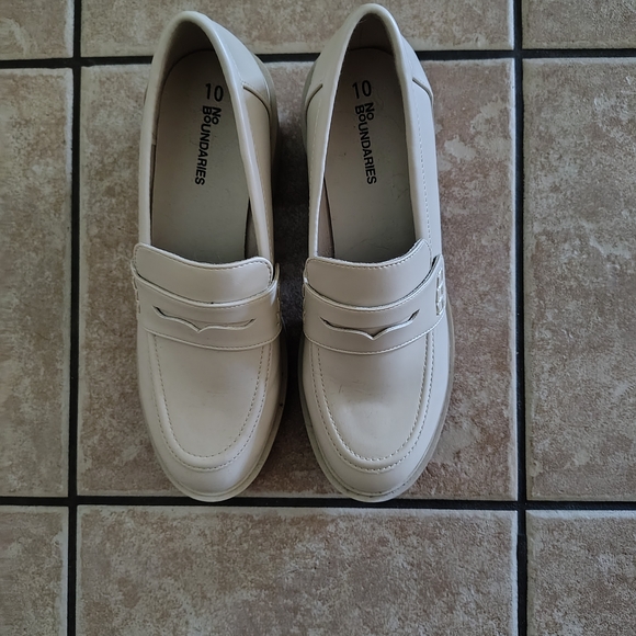 No Boundaries Women's Tan Loafers - Picture 2 of 5